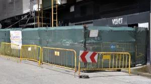 La discoteca Velvet con el frontal vallado para la construcción del aparcamiento - Juan Rey-Cabarcos